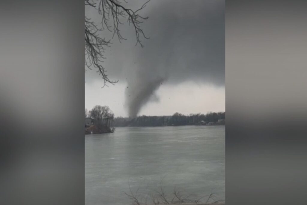 Il video del tornado che ha colpito Union City in Michigan