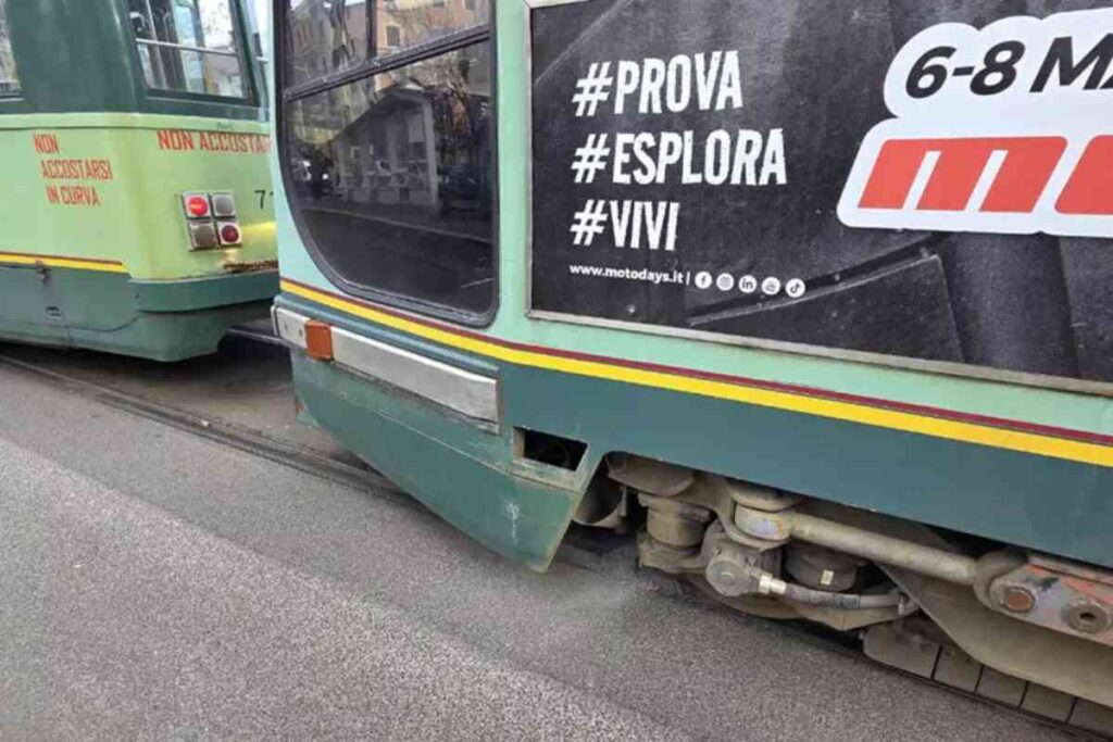 I due tram che si sono tamponati a Roma