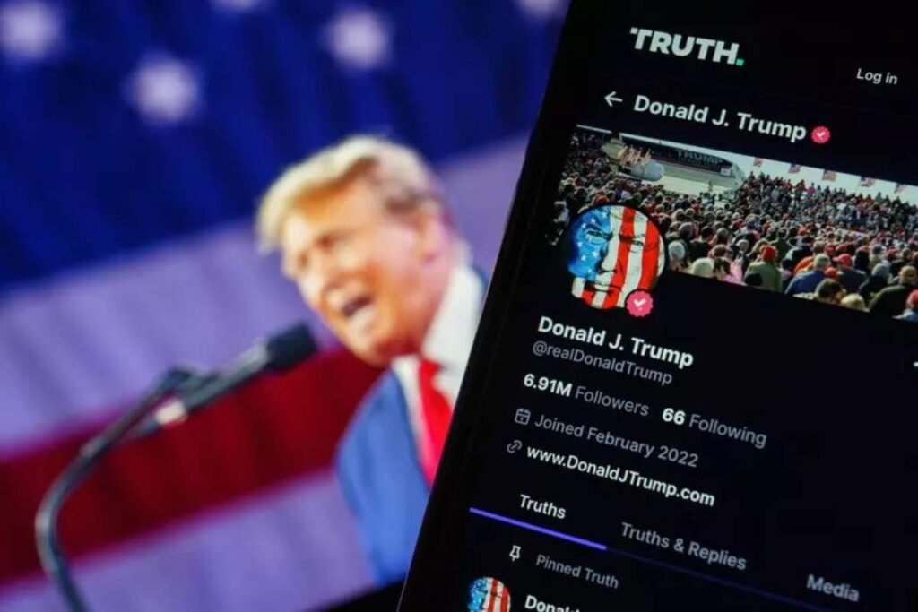 Trump con il suo social Truth