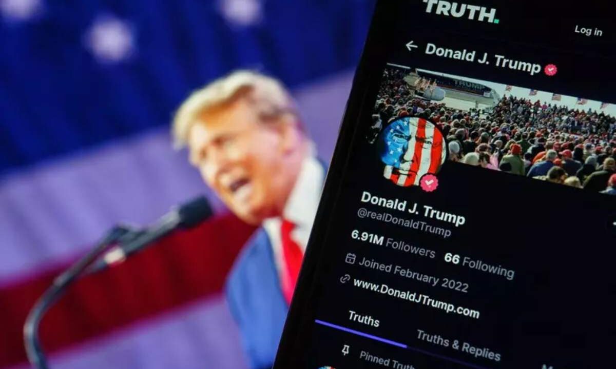 Trump con il suo social Truth