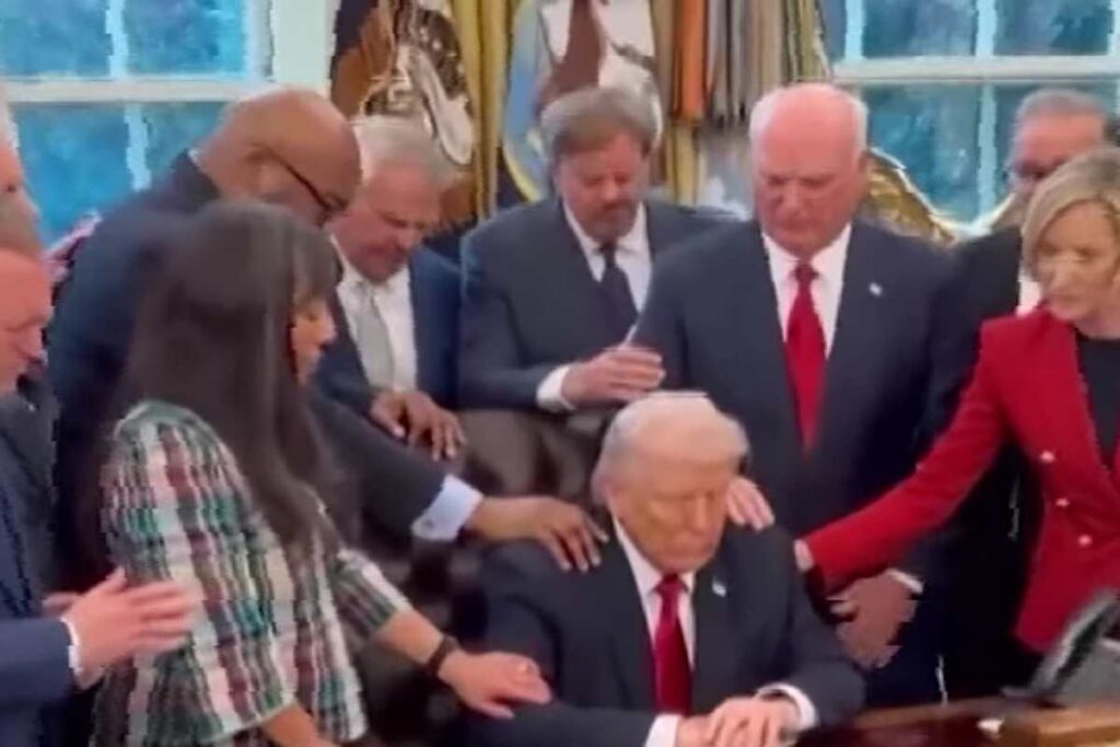 Pastori pregano per Trump nello Studio Ovale