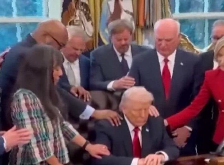 Pastori pregano per Trump nello Studio Ovale