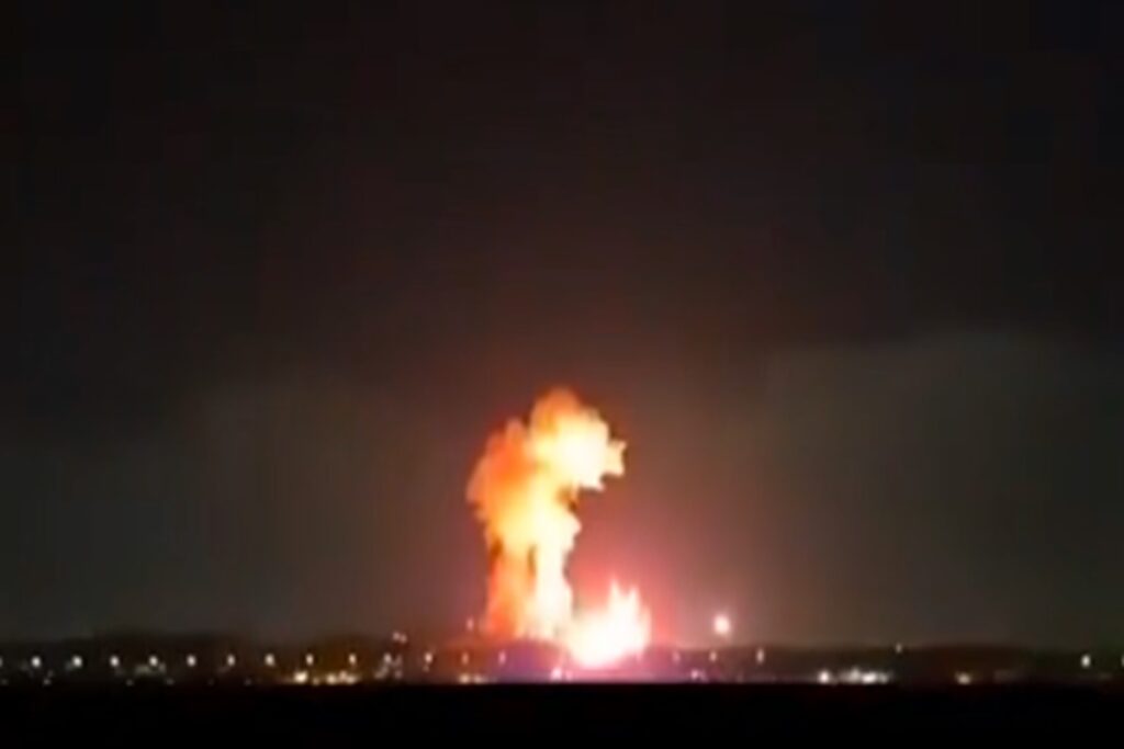 Gli Stati Uniti colpiscono deposito di munizione a Isfahan, il video postato da Trump