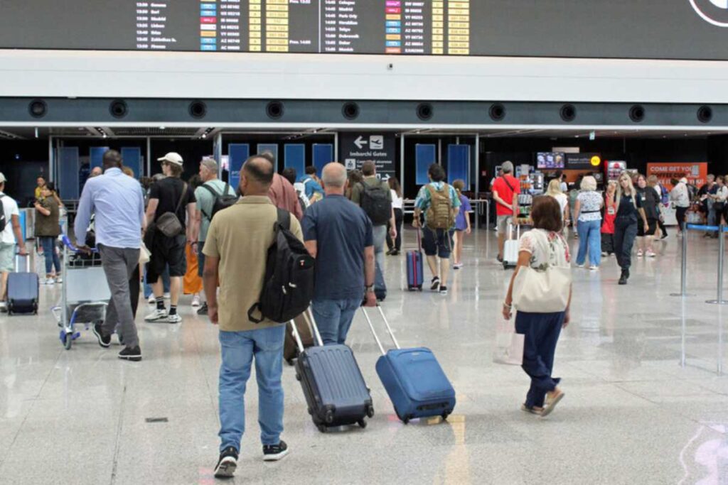 turisti in aeroporto