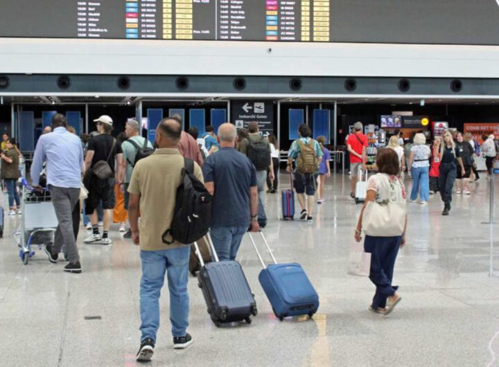 turisti in aeroporto
