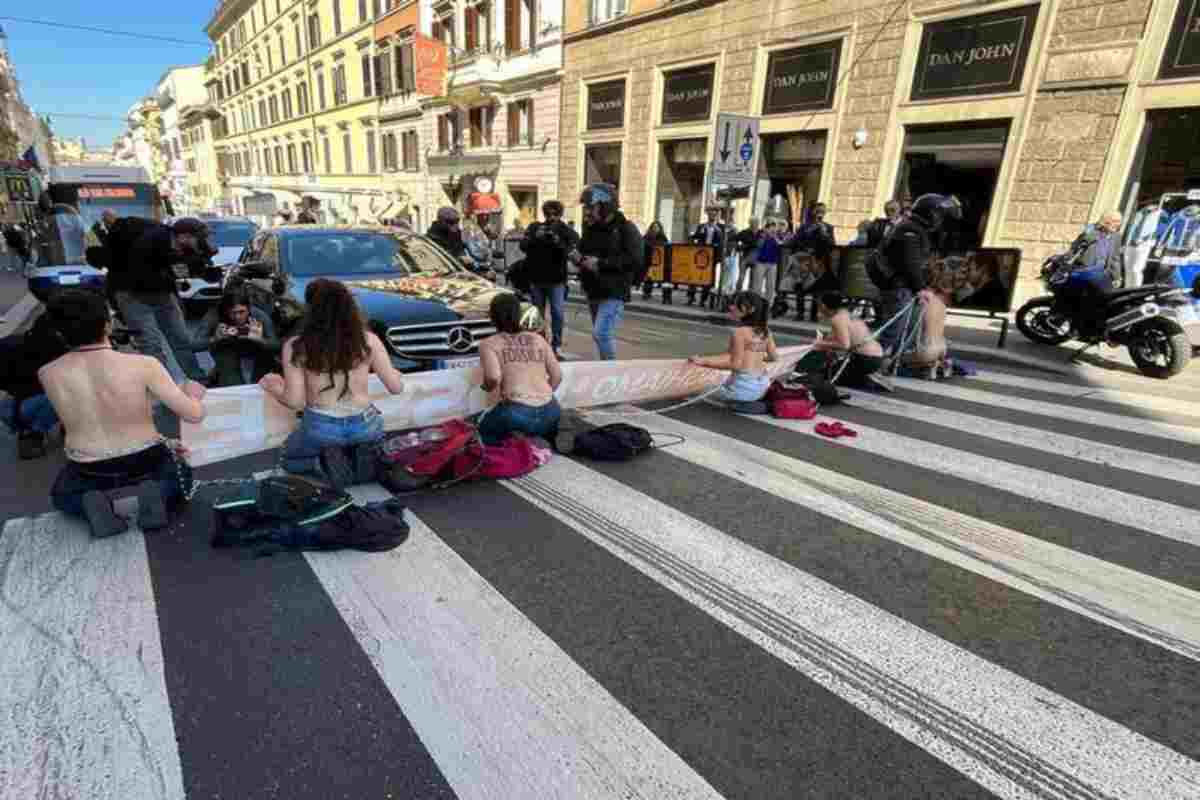 Una protesta di Ultima Generazione a Roma in via del Tritone