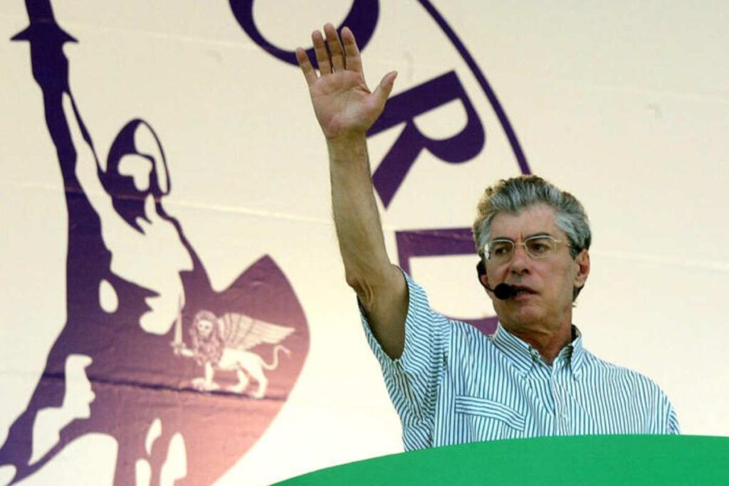 umberto bossi saluta