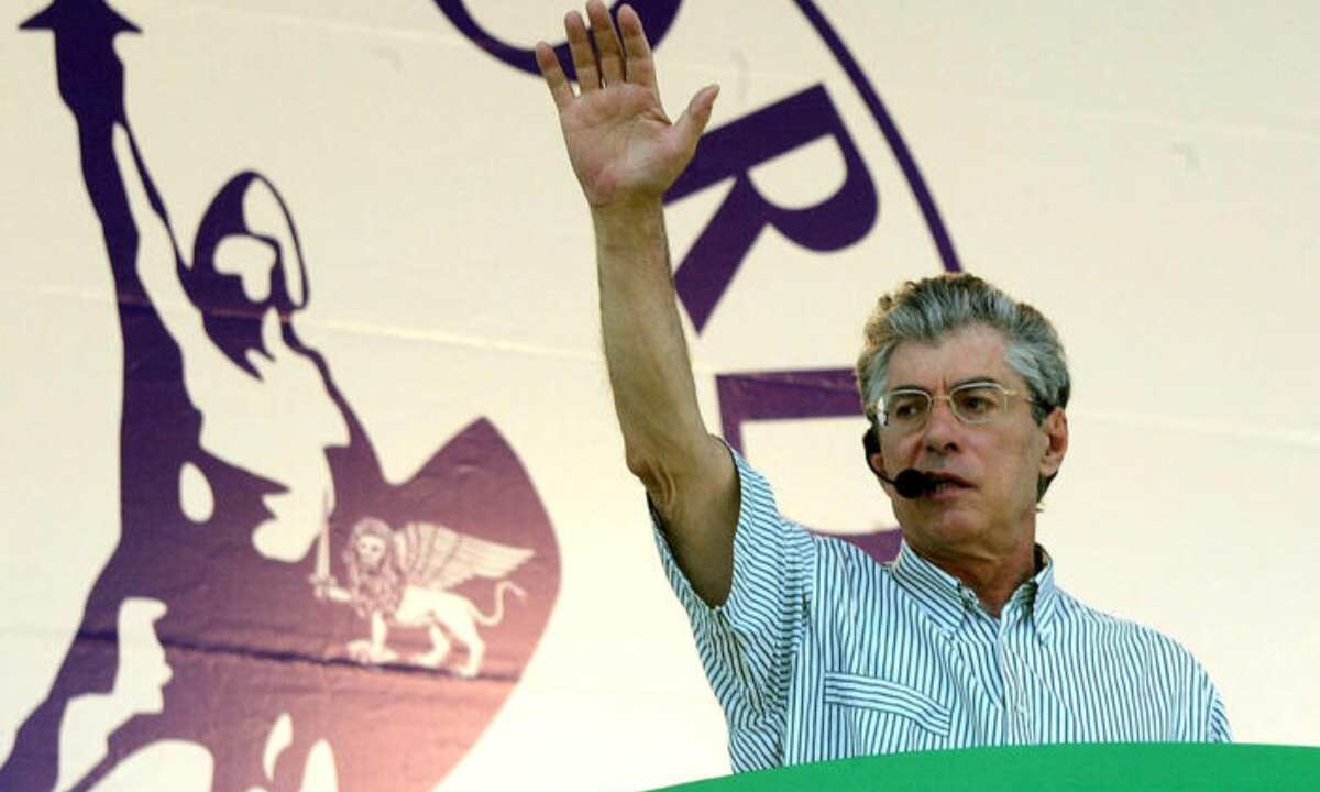 umberto bossi saluta