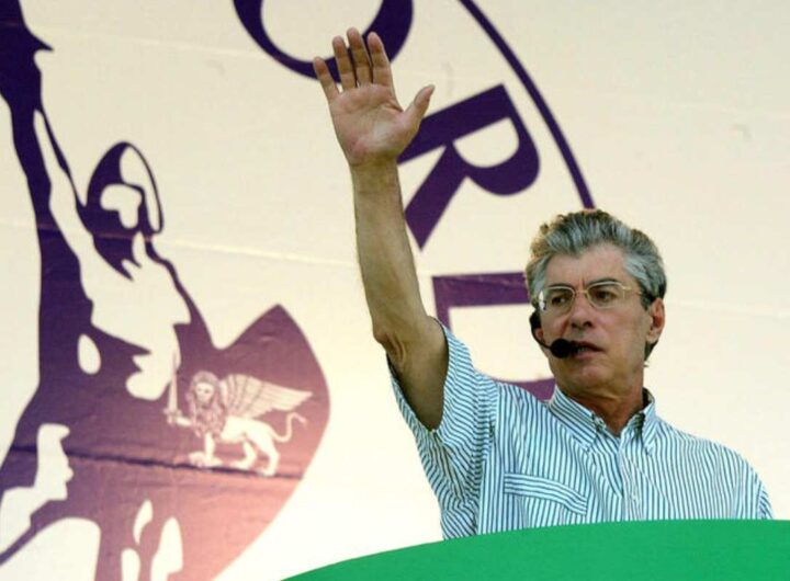 umberto bossi saluta