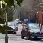 uomo nudo corre reggio emilia