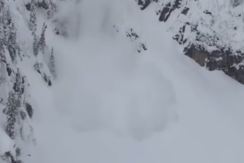 pilota precipita motoslitta