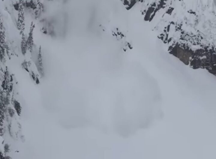 pilota precipita motoslitta