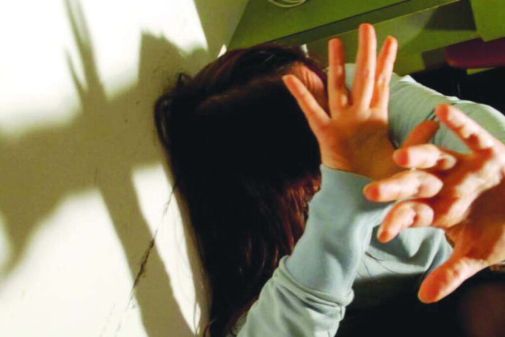 Una donna si difende da una violenza