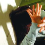 Una donna si difende da una violenza