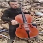Il video del violoncellista Mahdi Sahili che a Beirut suona tra le macerie