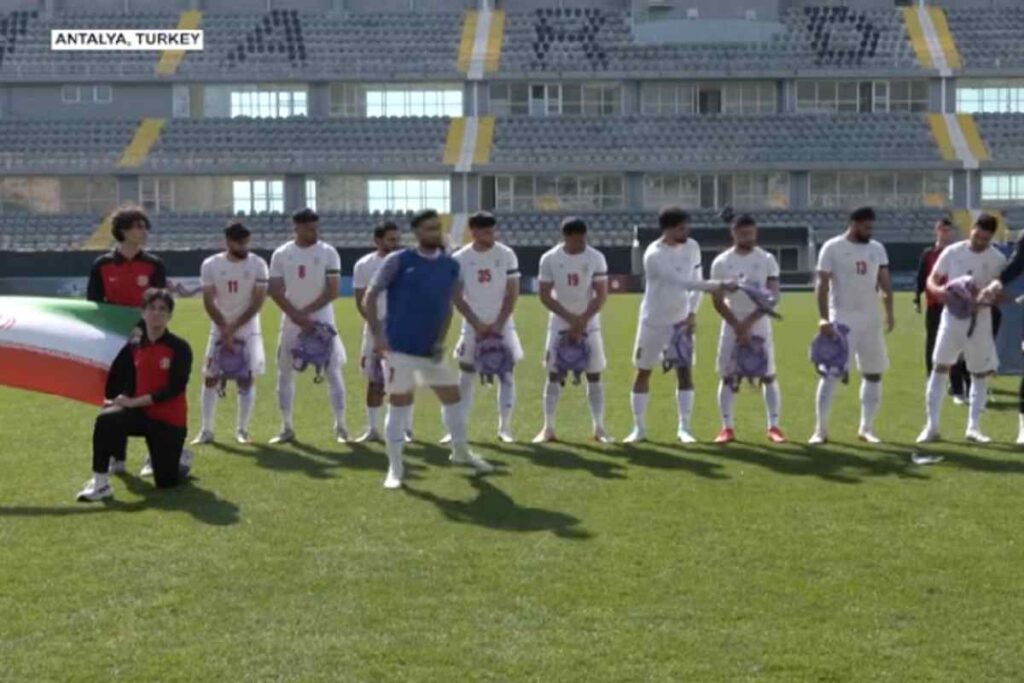 Il video della nazionale di calcio iraniana in campo con gli zainetti dopo la strage nella scuola di Minab