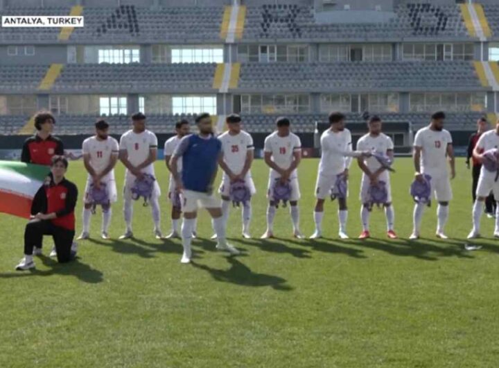 Il video della nazionale di calcio iraniana in campo con gli zainetti dopo la strage nella scuola di Minab