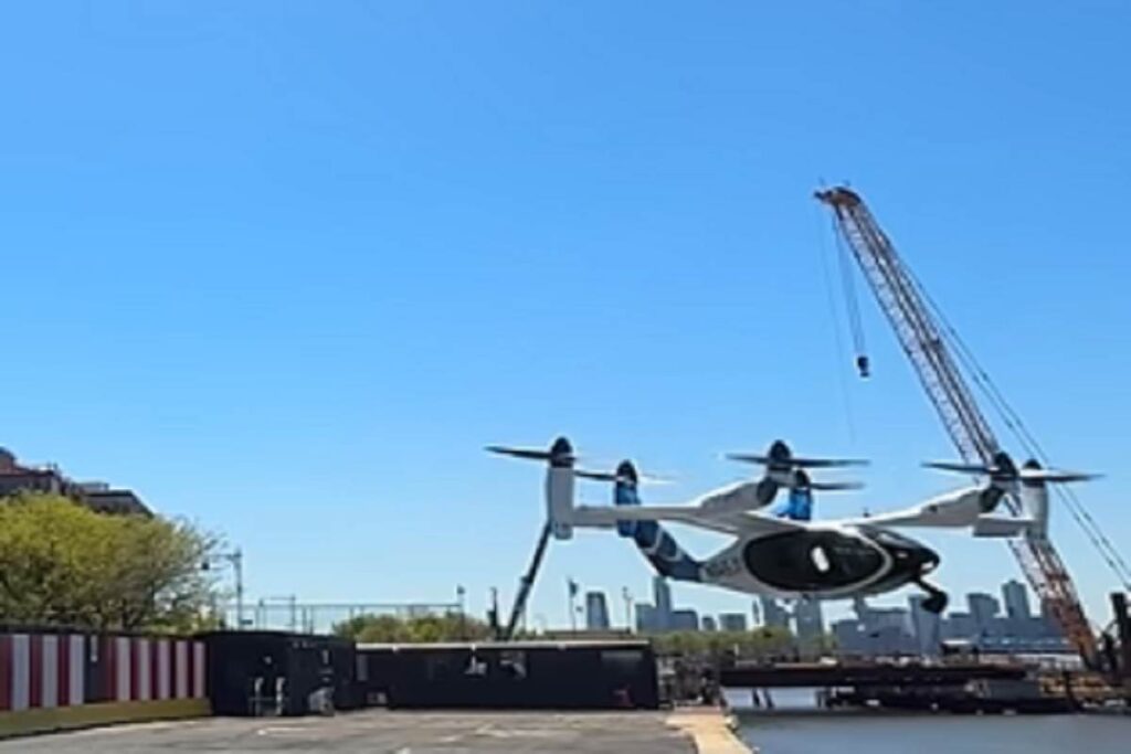 Il video del primo decollo dal Jfk dell'aerotaxi elettrico, in 10 minuti è arrivato a Manhattan