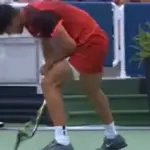 Alcaraz furioso spacca la racchetta