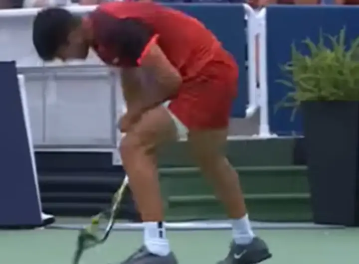 Alcaraz furioso spacca la racchetta