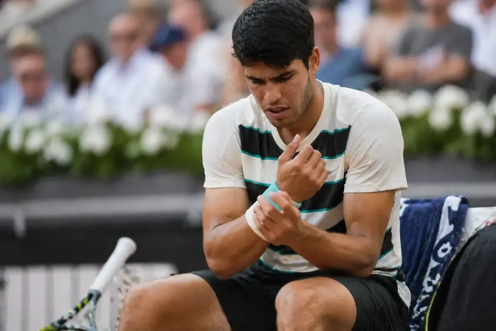 Problema al polso per il numero 2 del tennis mondiale Carlos Alcaraz