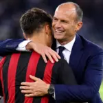 Allegri abbraccia Dybala con la maglia del Milan, immagine creata con l'intelligenza artificiale
