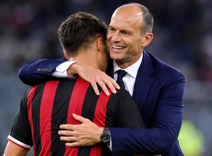 Allegri abbraccia Dybala con la maglia del Milan, immagine creata con l'intelligenza artificiale