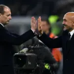 Allegri e Spalletti mentre si danno il cinque, immagine creata con intelligenza artificiale