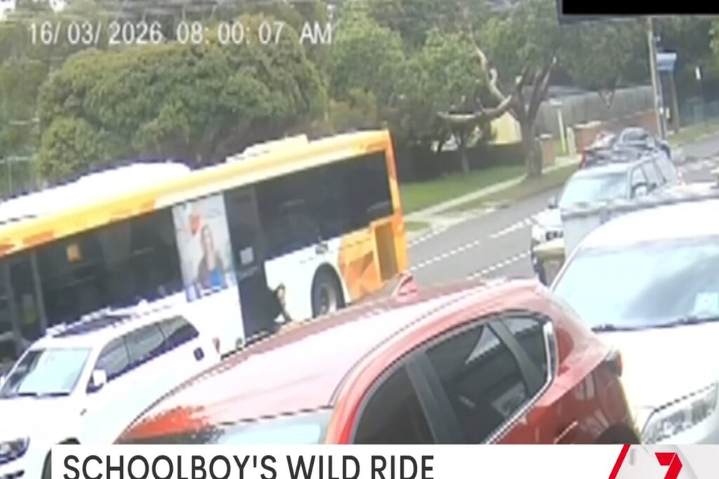 Il video del bambino rimasto incastrato nella porta del bus per 350 metri