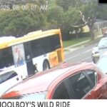 Il video del bambino rimasto incastrato nella porta del bus per 350 metri