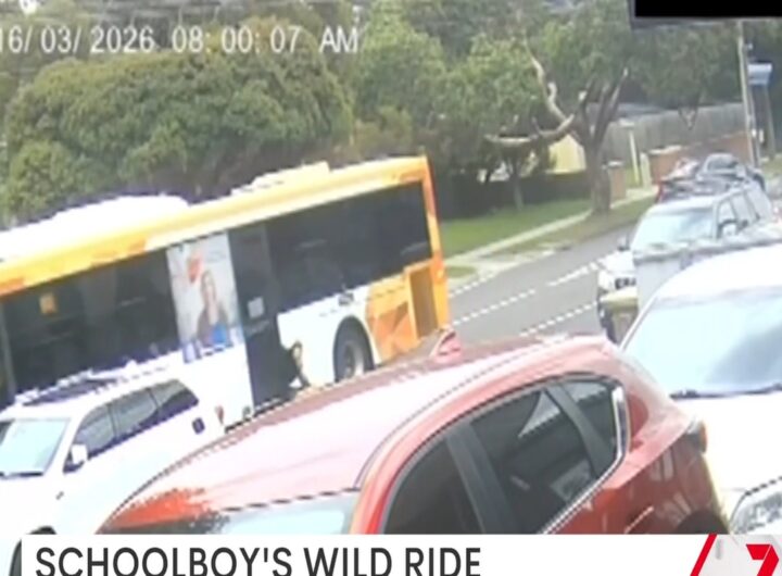 Il video del bambino rimasto incastrato nella porta del bus per 350 metri