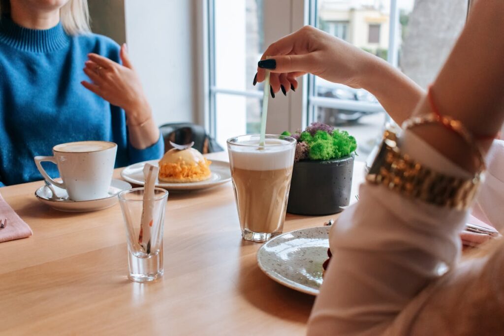 bere caffè con una amica