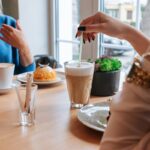 bere caffè con una amica