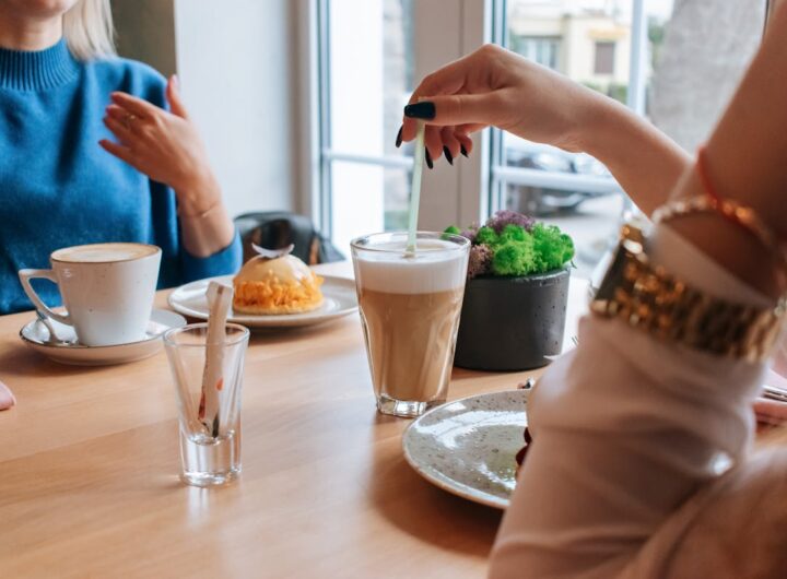bere caffè con una amica
