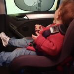 bimbo in auto