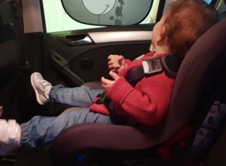 bimbo in auto