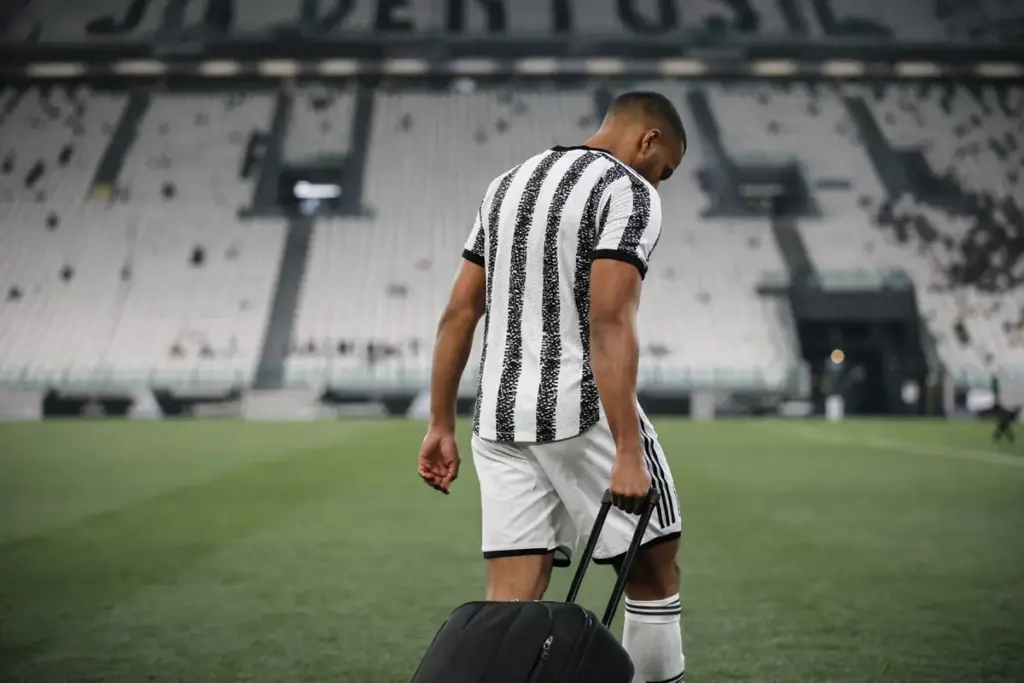 Gleison Bremer, difensore della Juventus, con la valigia in mano