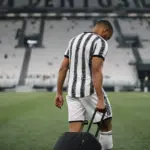 Gleison Bremer, difensore della Juventus, con la valigia in mano