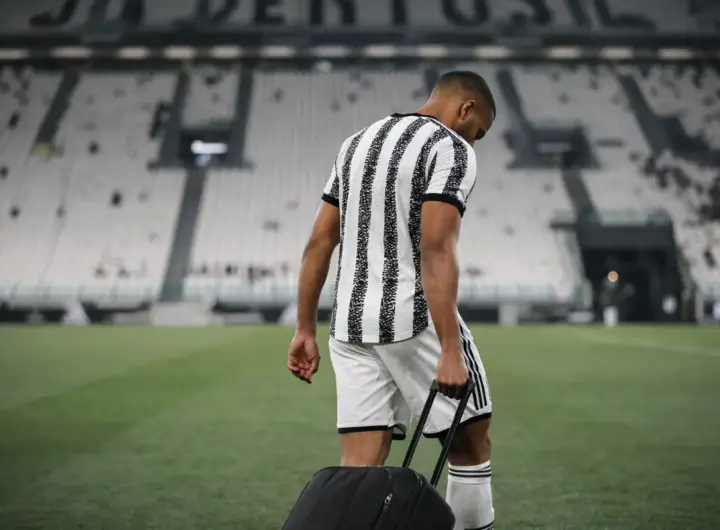 Gleison Bremer, difensore della Juventus, con la valigia in mano