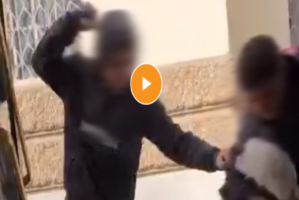 Il video dei due minorenni che ad Alessandria prendono a cinghiate una donna sul bus