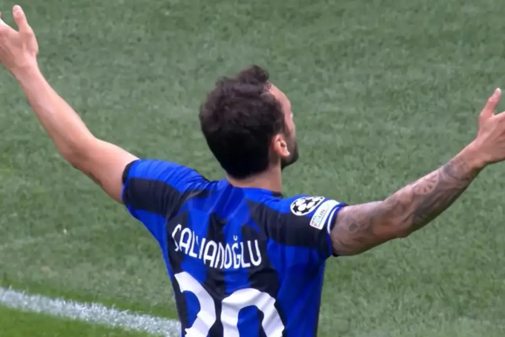 L'esultanza di Calhanoglu dopo un gol con l'Inter