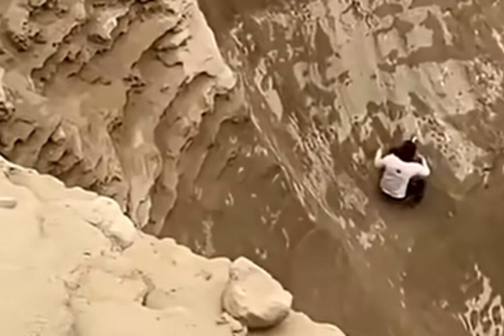 cane intrappolato canyon perù