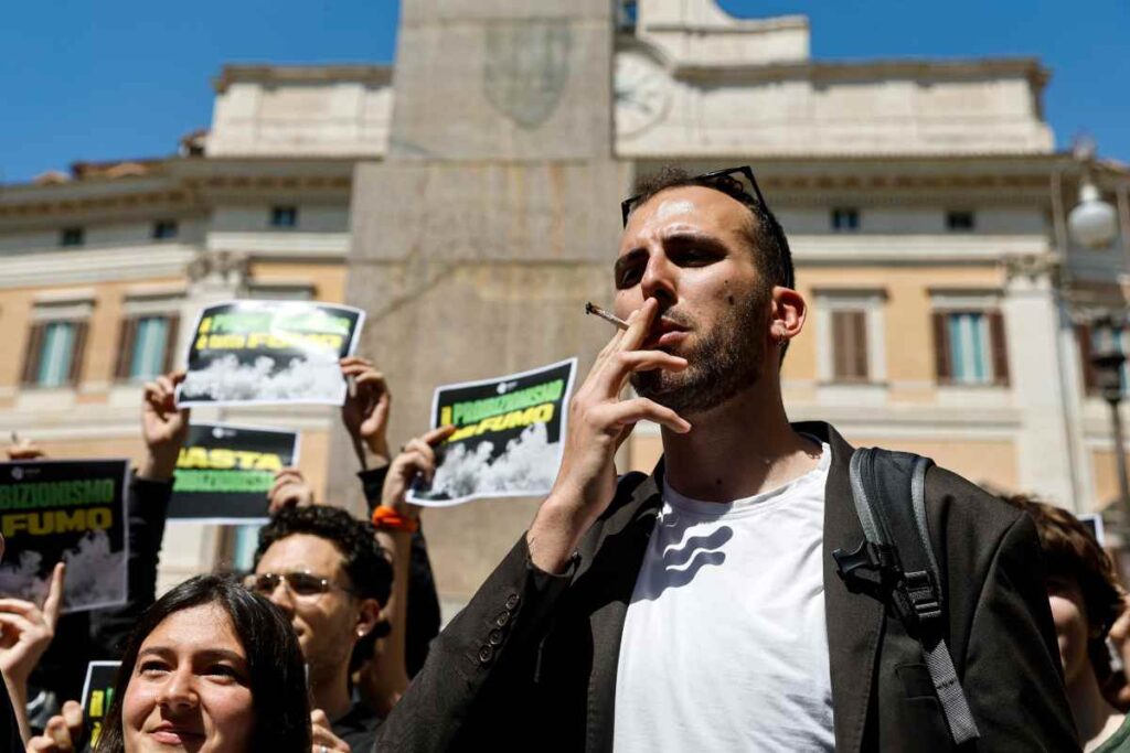 Il video del flash mob dei Radicali che fumano cannabis davanti alla Camera (