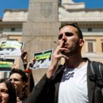 Il video del flash mob dei Radicali che fumano cannabis davanti alla Camera (