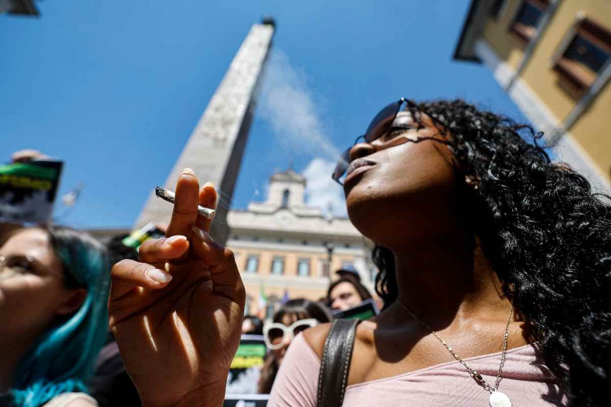 Il video del flash mob dei Radicali che fumano cannabis davanti alla Camera (