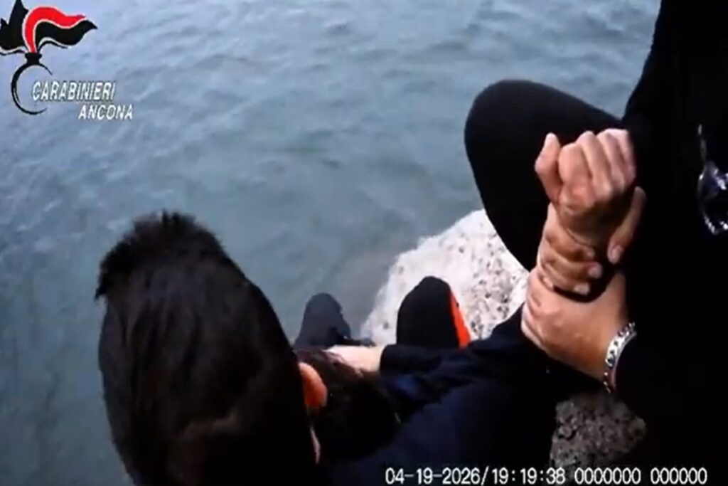 Il video del carabiniere che si ammanetta a un uomo che voleva buttarsi dalla scogliera di Numana