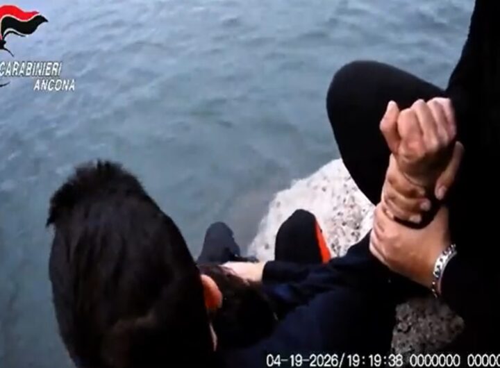 Il video del carabiniere che si ammanetta a un uomo che voleva buttarsi dalla scogliera di Numana