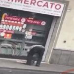 Il minimarket che a Tarquinia scongela la carne sbattendola a terra sul marciapiede