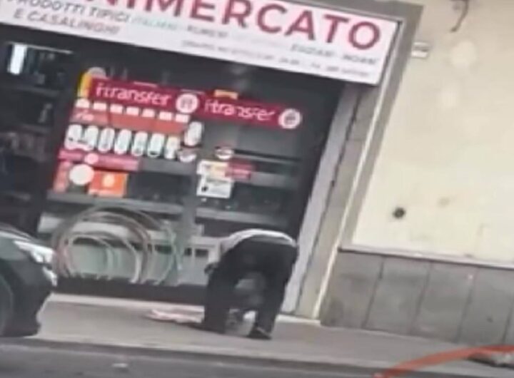 Il minimarket che a Tarquinia scongela la carne sbattendola a terra sul marciapiede