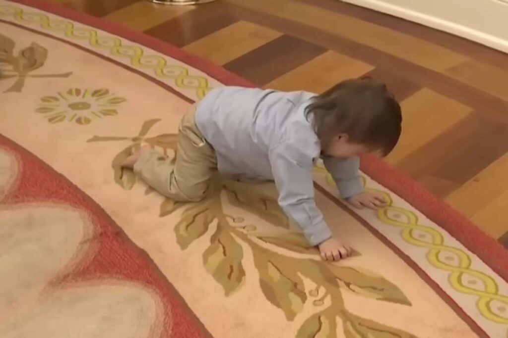 Bambino gioca sul tappeto dello studio ovale